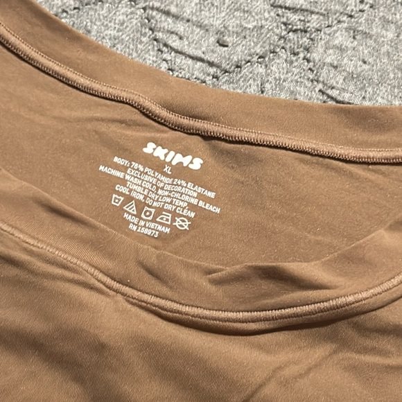 SKIMS FITS EVERYBODY SHORT SLEEVE TSHIRT - Picture 2 of 3